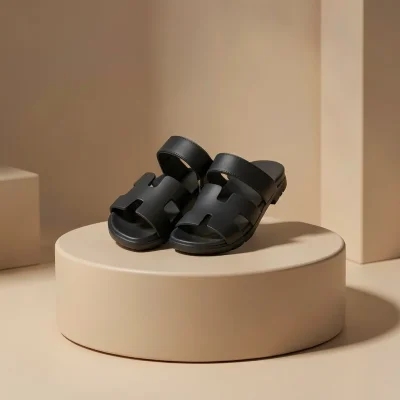 Sandalias de plástico negro con diseño moderno