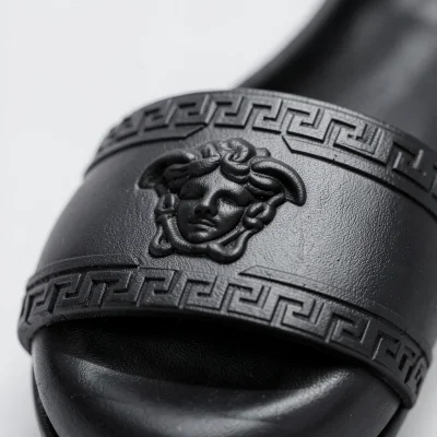 Chancleta de goma con diseño elegante