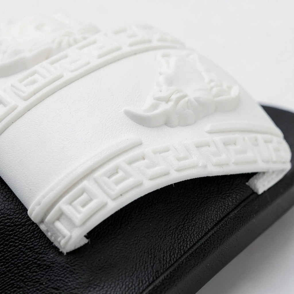 Chancleta de diseño con tiras blancas y negras