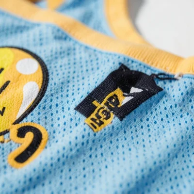 Camiseta sin mangas de malla azul con estampado