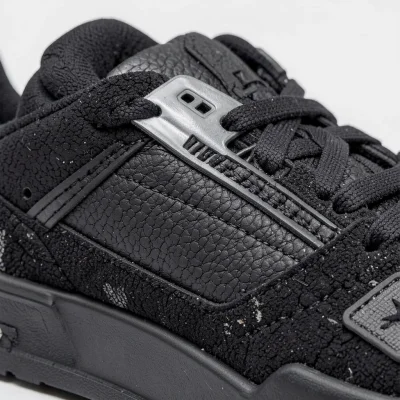 Tenis de diseño moderno con detalles en negro