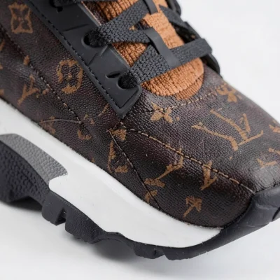 Tenis con diseño moderno y suela ergonómica