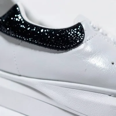 Tenis de cuero con detalles brillantes