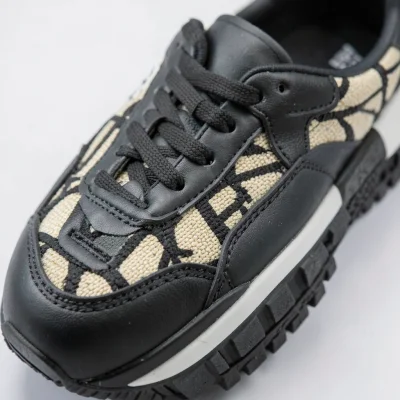 Tenis de diseño con acabado textil