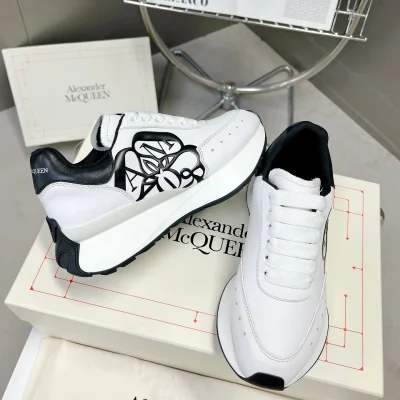 Tenis de piel blanca con detalles en negro