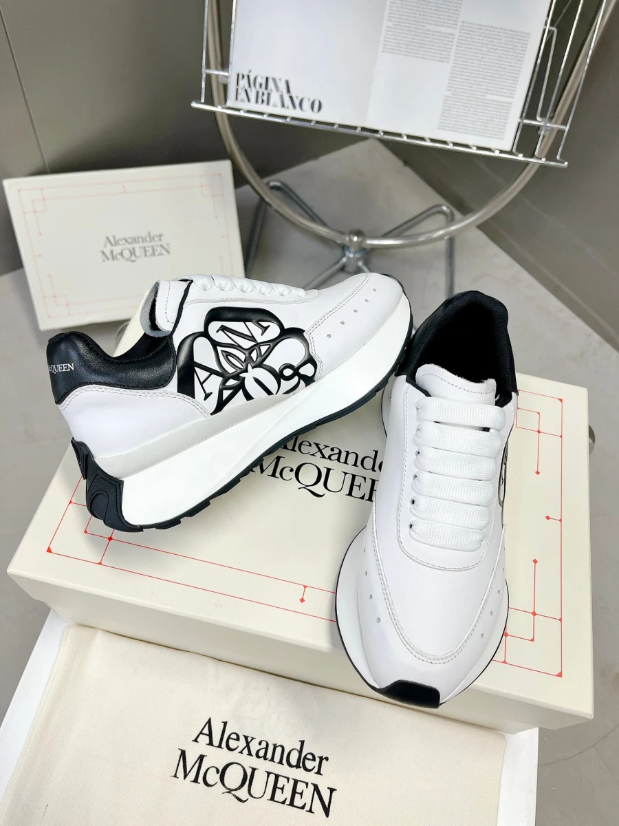 Tenis de piel blanca con detalles en negro